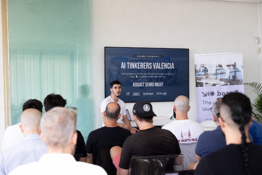 A speaker presenting to the room at an AI Tinkerers Valencia meetup